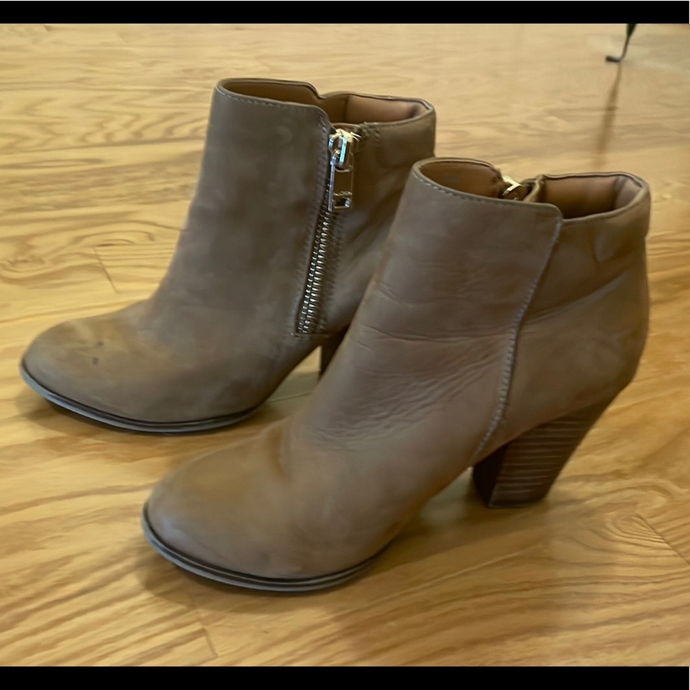 Brown suede ankle boots by Aldo - size 8